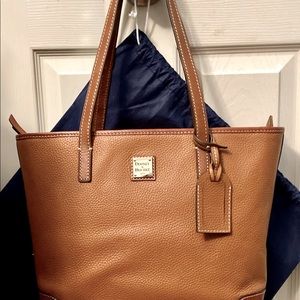 Beautiful Dooney & Bourke medium/large leather bag
